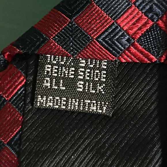 Tincati Men’s Italian Silk Classic Deep Navy and Red Checked Print Necktie - Picture 4 of 5